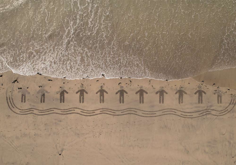 Giant sand art highlights tragic deaths